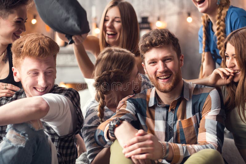 Grupo de cuatro amigos que ríen hacia fuera al aire libre ruidoso, compartiendo humor bueno y positivo imagen de archivo libre de regalías Grupo de cuatro amigos que ríen hacia fuera al aire libre ruidoso, compartiendo humor bueno y positivo imagen de archivo libre de regalías