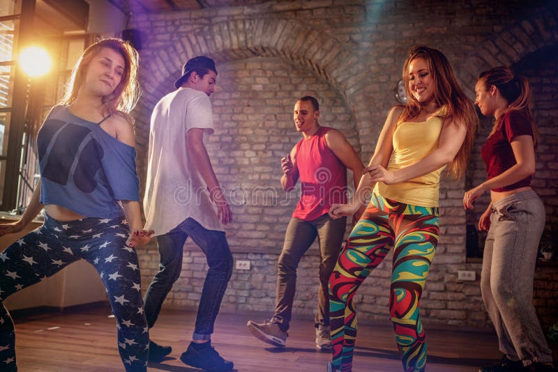 Grupo de dançarinos modernos que dançam no estúdio Esporte, dança foto de stock Grupo de dançarinos modernos que dançam no estúdio Esporte, dança foto de stock