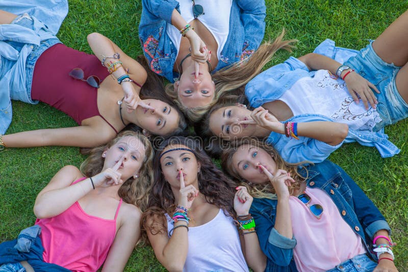 Grupo de dedos dos adolescentes aos bordos para o segredo da surpresa fotografia de stock Grupo de dedos dos adolescentes aos bordos para o segredo da surpresa fotografia de stock
