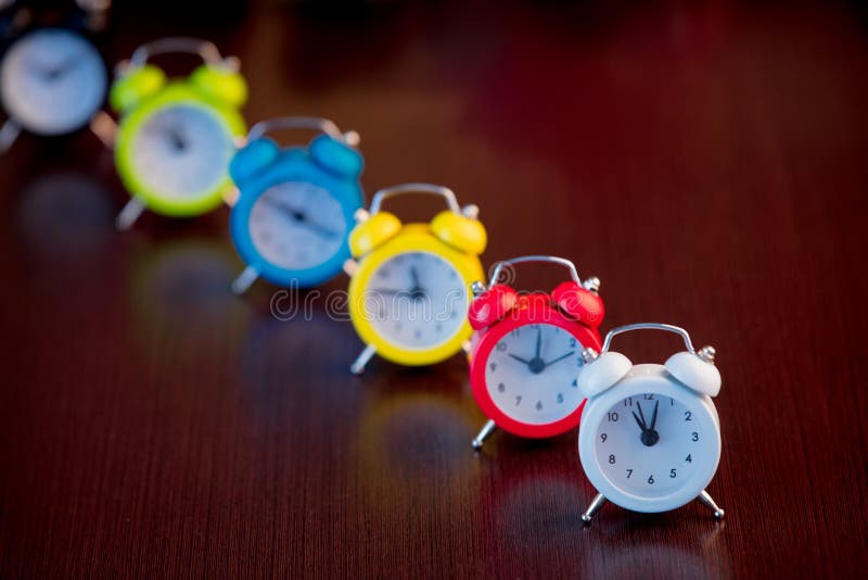 Grupo de despertadores da cor fotografia de stock