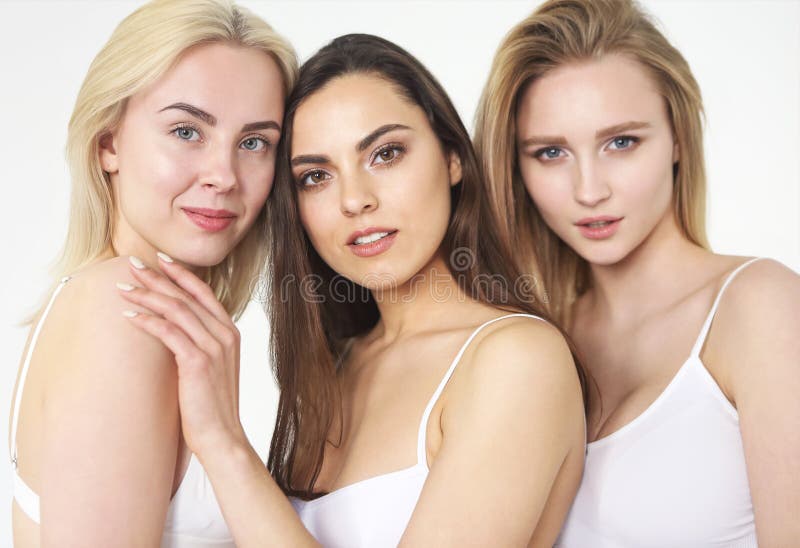 Grupo de diversas mujeres felices en el abrazo blanco sobre el fondo blanco foto de archivo libre de regalías Grupo de diversas mujeres felices en el abrazo blanco sobre el fondo blanco foto de archivo libre de regalías