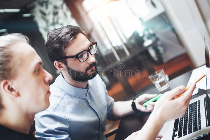 Grupo de dois colegas de trabalho que fazem conceituar ideias novas no moder fotografia de stock Grupo de dois colegas de trabalho que fazem conceituar ideias novas no moder fotografia de stock