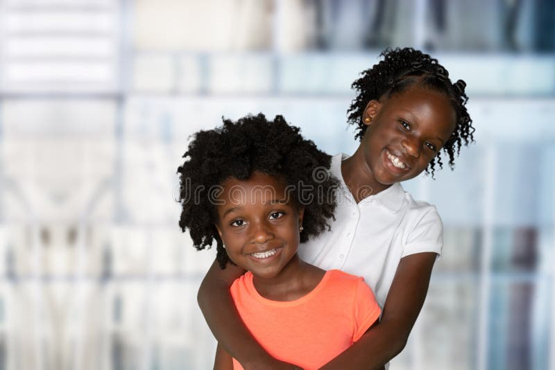 Grupo de dos muchachas afroamericanas jovenes