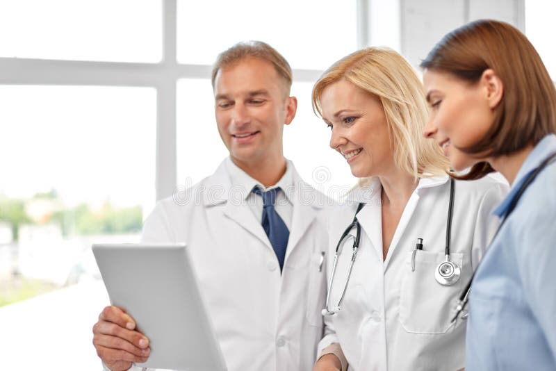 Grupo de doutores com o tablet pc no hospital fotos de stock Grupo de doutores com o tablet pc no hospital fotos de stock