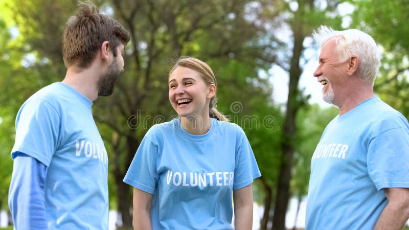 Grupo de eco voluntarios riéndose del parque, disfrutando del trabajo hecho, cuidado de la naturaleza foto de archivo libre de regalías Grupo de eco voluntarios riéndose del parque, disfrutando del trabajo hecho, cuidado de la naturaleza foto de archivo libre de regalías