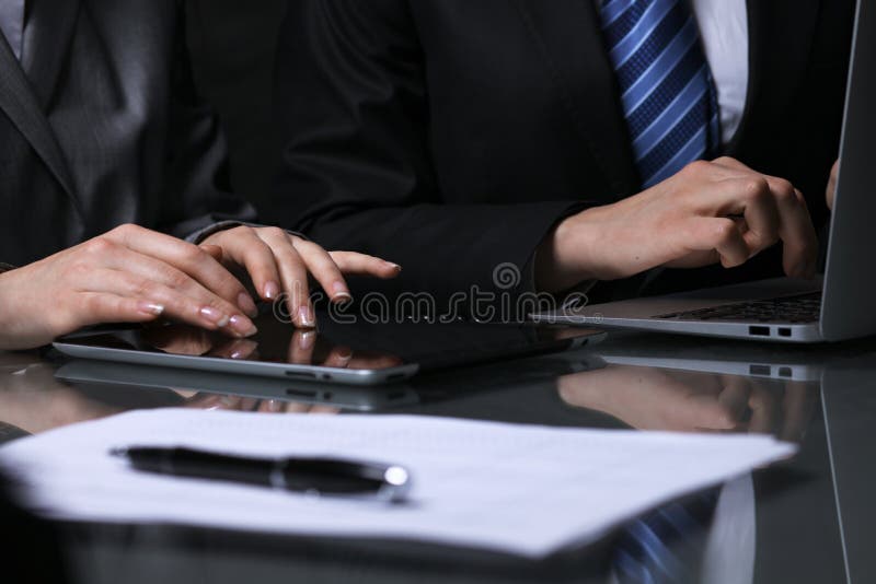 Grupo de empresarios o de abogados en la reunión Iluminación oscura foto de archivo libre de regalías Grupo de empresarios o de abogados en la reunión Iluminación oscura foto de archivo libre de regalías