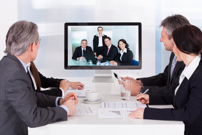 Grupo de empresários na videoconferência foto de stock Grupo de empresários na videoconferência foto de stock