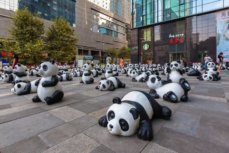 Grupo de estatuas de la panda gigante en Chengdu imagen de archivo Grupo de estatuas de la panda gigante en Chengdu imagen de archivo
