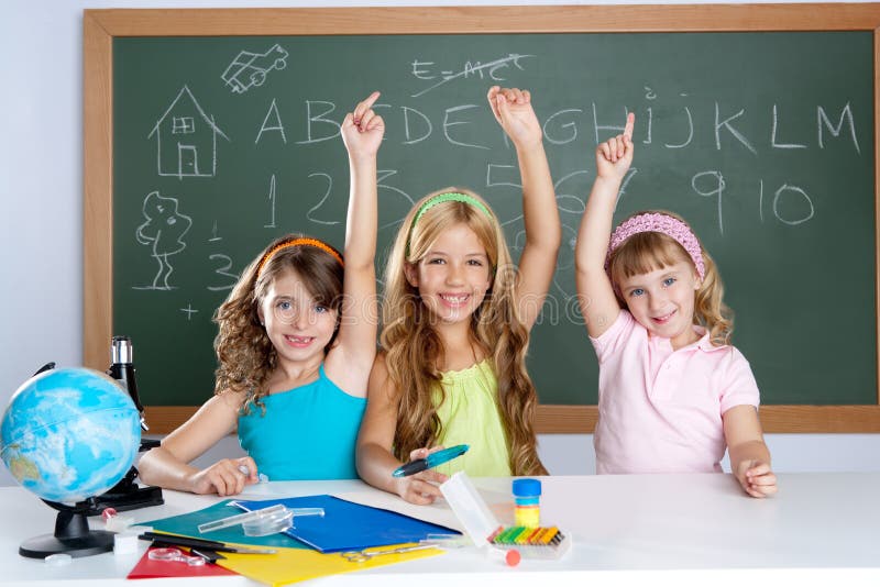 Grupo de estudante inteligente dos miúdos na sala de aula da escola imagens de stock royalty free Grupo de estudante inteligente dos miúdos na sala de aula da escola imagens de stock royalty free