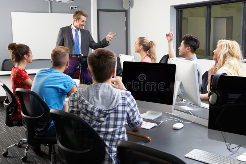 Grupo de estudantes com tutor masculino In Computer Class imagens de stock Grupo de estudantes com tutor masculino In Computer Class imagens de stock