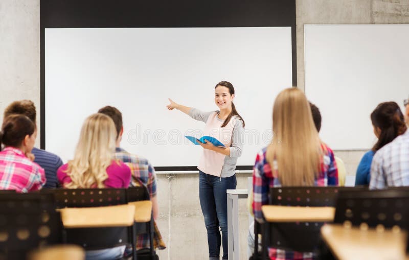 Grupo de estudantes de sorriso na sala de aula imagens de stock Grupo de estudantes de sorriso na sala de aula imagens de stock