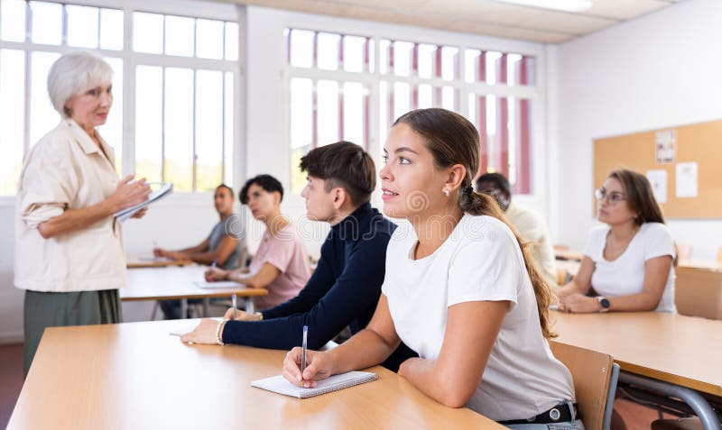 Grupo de estudantes de diferentes idades em cursos de formação avançada imagens de stock royalty free