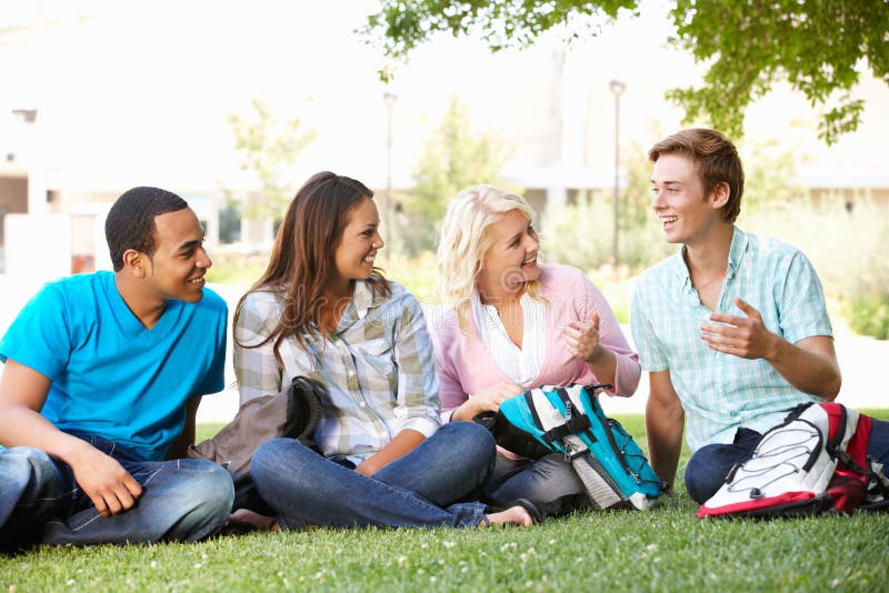 Grupo de estudiante al aire libre fotografía de archivo libre de regalías