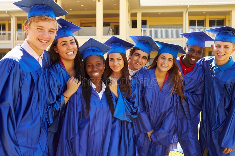 Grupo de estudiantes de la High School secundaria que celebran Graduati imágenes de archivo libres de regalías Grupo de estudiantes de la High School secundaria que celebran Graduati imágenes de archivo libres de regalías