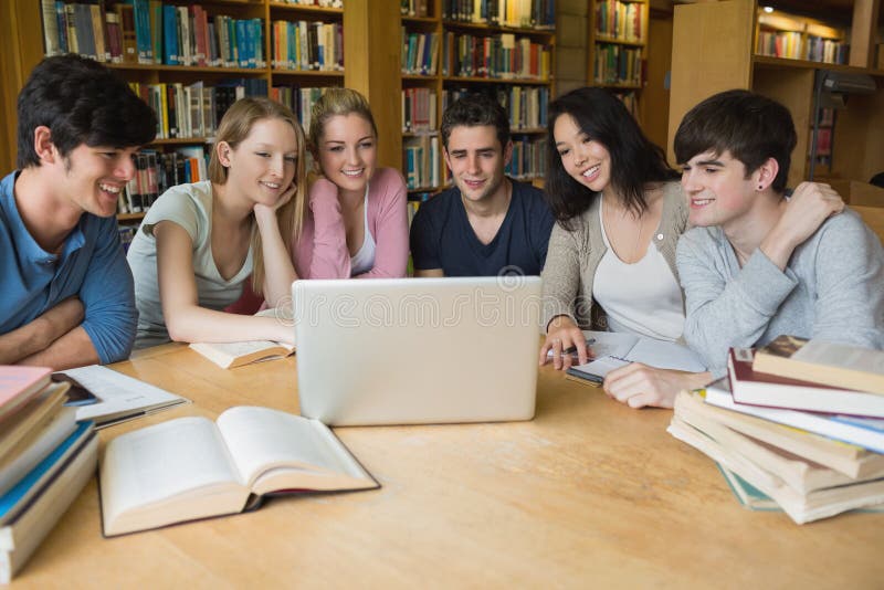 Grupo de estudiantes que aprenden en una biblioteca foto de archivo libre de regalías