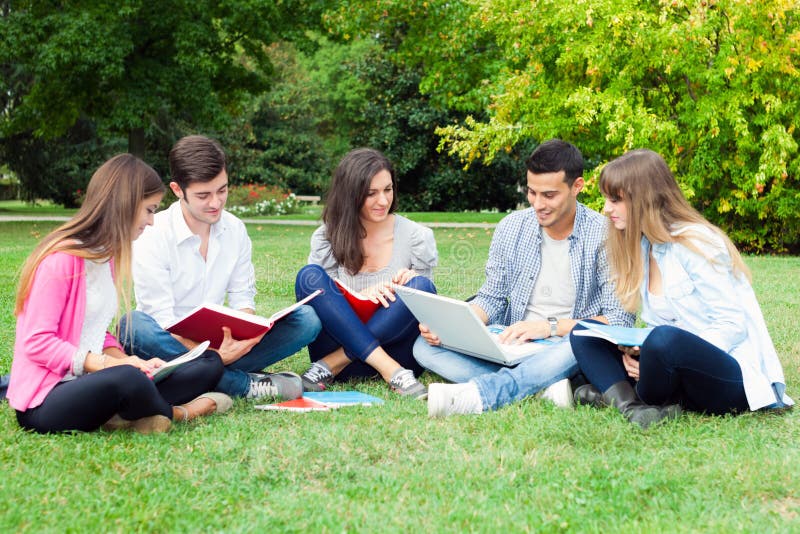 Grupo de estudiantes que estudian al aire libre foto de archivo libre de regalías