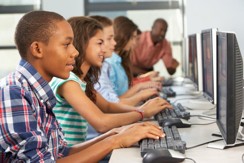 Grupo de estudiantes que trabajan en los ordenadores en sala de clase fotografía de archivo libre de regalías Grupo de estudiantes que trabajan en los ordenadores en sala de clase fotografía de archivo libre de regalías