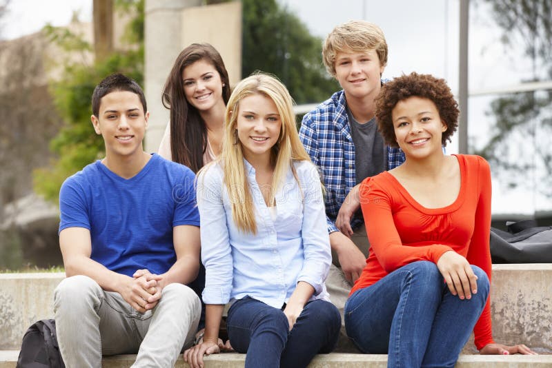 Grupo de estudiantes racial multi que se sienta al aire libre imagen de archivo libre de regalías Grupo de estudiantes racial multi que se sienta al aire libre imagen de archivo libre de regalías
