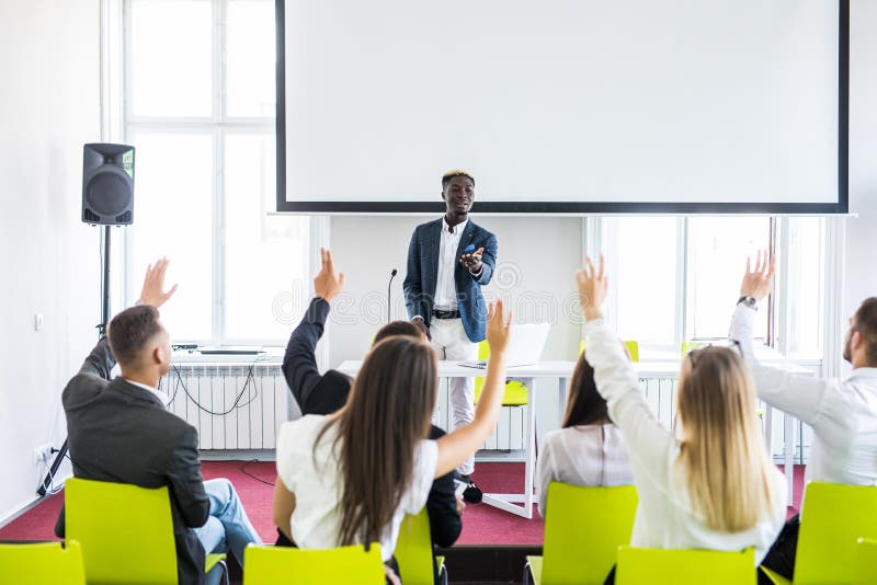 Grupo de executivos bem sucedidos na leitura que fazem perguntas durante o seminário da equipe fotos de stock Grupo de executivos bem sucedidos na leitura que fazem perguntas durante o seminário da equipe fotos de stock