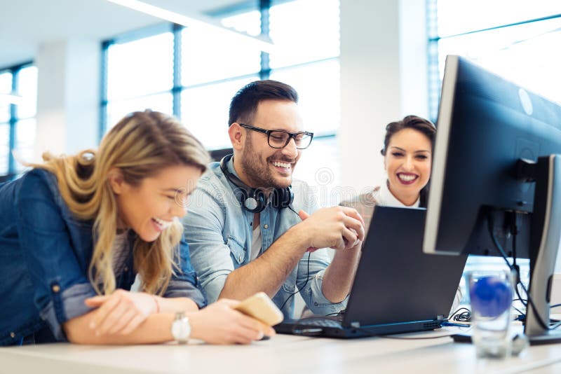 Grupo de executivos e de programadores de software que trabalham em equipe no escritório fotos de stock Grupo de executivos e de programadores de software que trabalham em equipe no escritório fotos de stock