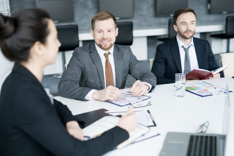 Grupo de executivos que encontram-se na sala de direção imagem de stock royalty free Grupo de executivos que encontram-se na sala de direção imagem de stock royalty free
