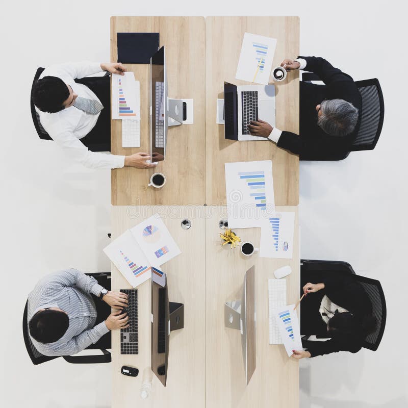 Grupo de executivos que trabalham junto no escritório moderno, m tak imagem de stock royalty free Grupo de executivos que trabalham junto no escritório moderno, m tak imagem de stock royalty free