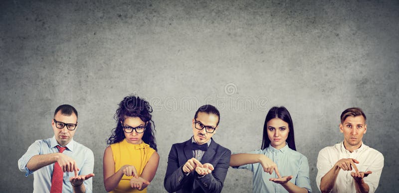 Grupo de executivos sérios dos homens e as mulheres que pedem mais dinheiro imagens de stock Grupo de executivos sérios dos homens e as mulheres que pedem mais dinheiro imagens de stock