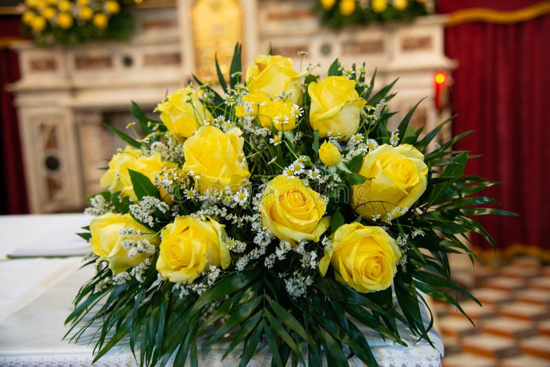 Grupo De Flores Das Rosas Amarelas E De ` Do Gypsophila a Flor No ` Da  Névoa Ou Véu Nupcial Para O Casamento No Altar Na Igreja Foto de Stock -  Imagem