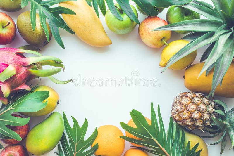 Grupo de frutas en el espacio blanco fotografía de archivo libre de regalías Grupo de frutas en el espacio blanco fotografía de archivo libre de regalías