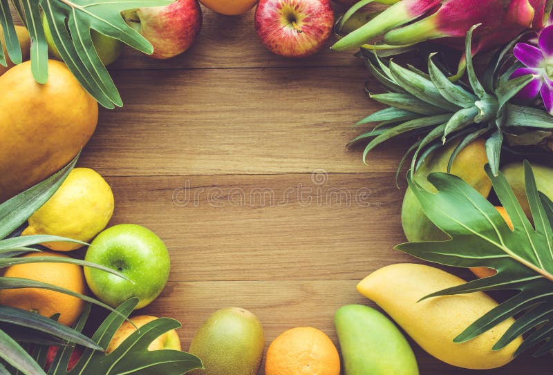 Grupo de frutas en la tabla de madera con el espacio foto de archivo libre de regalías Grupo de frutas en la tabla de madera con el espacio foto de archivo libre de regalías