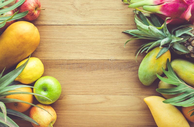 Grupo de frutas en la tabla de madera con el espacio fotografía de archivo libre de regalías Grupo de frutas en la tabla de madera con el espacio fotografía de archivo libre de regalías