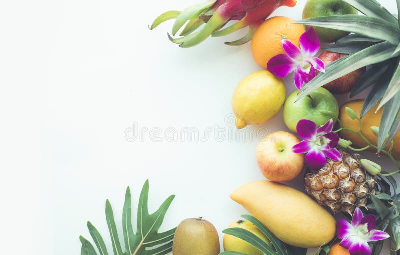 Grupo de frutos no espaço branco imagens de stock royalty free Grupo de frutos no espaço branco imagens de stock royalty free