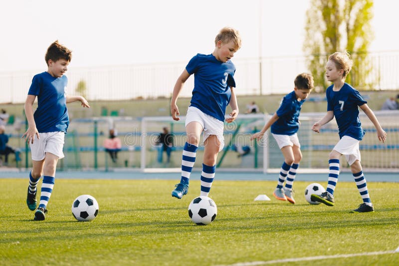 Grupo de futbolistas en entrenamiento con compañeros de equipo. amigos practicando fútbol en el campo de entrenamiento foto de archivo libre de regalías