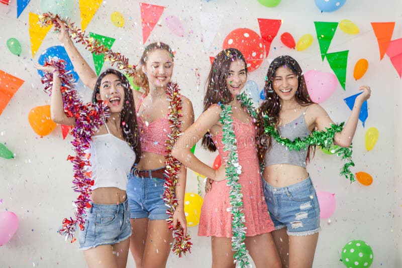 Grupo de gente joven alegre que celebra junto sobre nuevo sí foto de archivo libre de regalías Grupo de gente joven alegre que celebra junto sobre nuevo sí foto de archivo libre de regalías