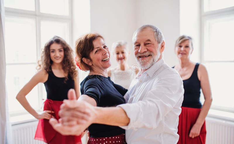 Grupo de gente mayor en clase de baile con el profesor de la danza imagenes de archivo Grupo de gente mayor en clase de baile con el profesor de la danza imagenes de archivo