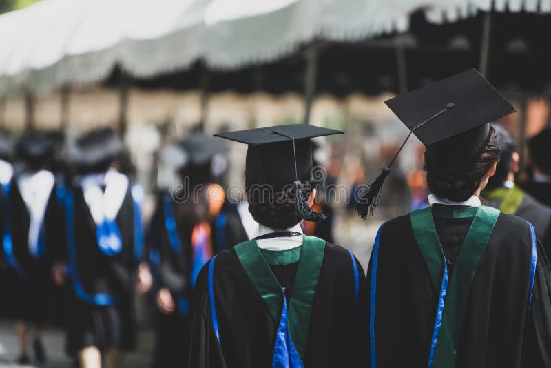 Grupo de graduados durante o come?o Felicita??es da educa??o do conceito na universidade foto de stock royalty free Grupo de graduados durante o come?o Felicita??es da educa??o do conceito na universidade foto de stock royalty free
