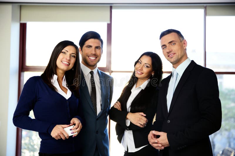 Grupo de hombres de negocios felices de la colocación foto de archivo libre de regalías Grupo de hombres de negocios felices de la colocación foto de archivo libre de regalías