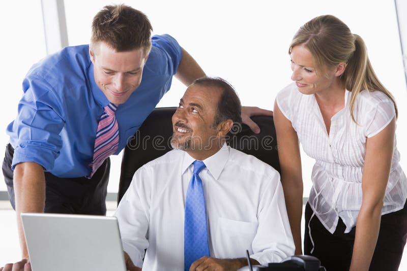 Grupo de hombres de negocios que trabajan en oficina imagen de archivo Grupo de hombres de negocios que trabajan en oficina imagen de archivo