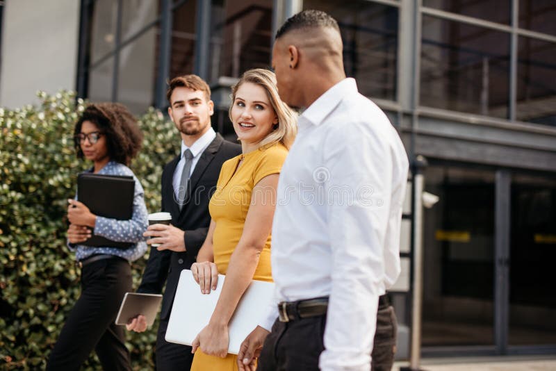 Grupo de hombres de negocios multi-étnicos que despiertan fuera de buil de la oficina imagenes de archivo Grupo de hombres de negocios multi-étnicos que despiertan fuera de buil de la oficina imagenes de archivo