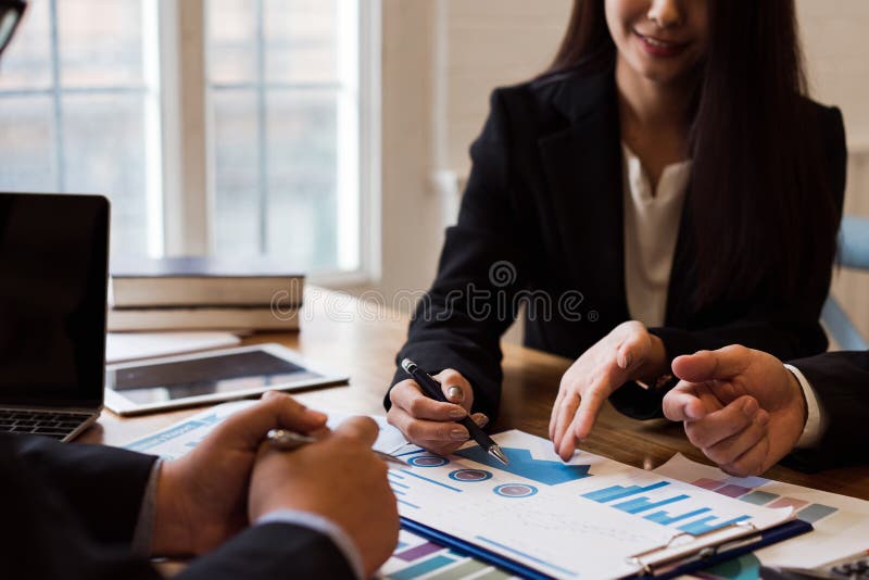 Grupo de hombres de negocios que discuten la Co-inversión fotos de archivo libres de regalías Grupo de hombres de negocios que discuten la Co-inversión fotos de archivo libres de regalías
