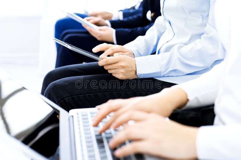 Grupo de hombres de negocios que se sientan en entrevista de trabajo de la oficina que espera para, primer Manos de la mujer que foto de archivo libre de regalías Grupo de hombres de negocios que se sientan en entrevista de trabajo de la oficina que espera para, primer Manos de la mujer que foto de archivo libre de regalías