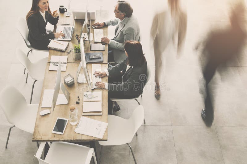 Grupo de hombres de negocios que trabajan en oficina imagen de archivo libre de regalías Grupo de hombres de negocios que trabajan en oficina imagen de archivo libre de regalías