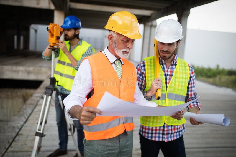 Grupo de ingeniero de construcci?n que trabaja en emplazamiento de la obra foto de archivo libre de regalías Grupo de ingeniero de construcci?n que trabaja en emplazamiento de la obra foto de archivo libre de regalías
