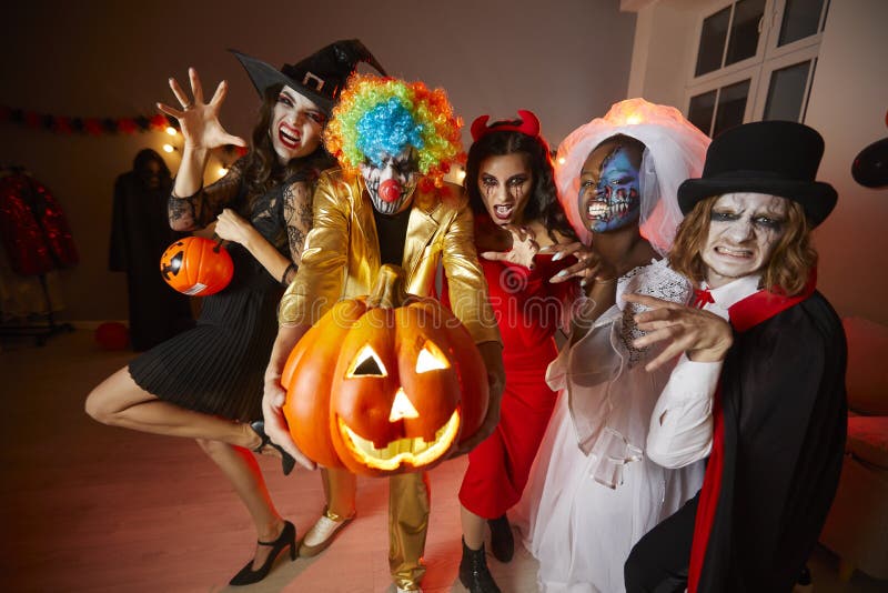 Pancarta De Halloween Con Hombres Y Mujeres Felices Vestidos Con Disfraces  De Pareja Nupcial Muerta Foto de archivo - Imagen de octubre, novia:  230726984