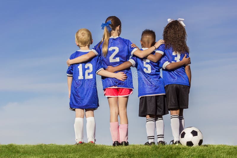 Grupo de jogadores de futebol novos diversos fotografia de stock Grupo de jogadores de futebol novos diversos fotografia de stock