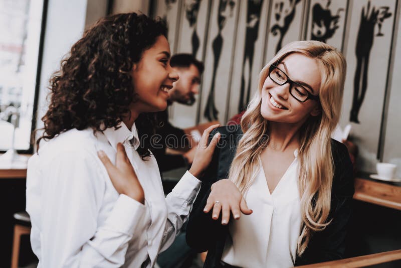 Grupo de jovens Meninas das felicitações foto de stock royalty free Grupo de jovens Meninas das felicitações foto de stock royalty free
