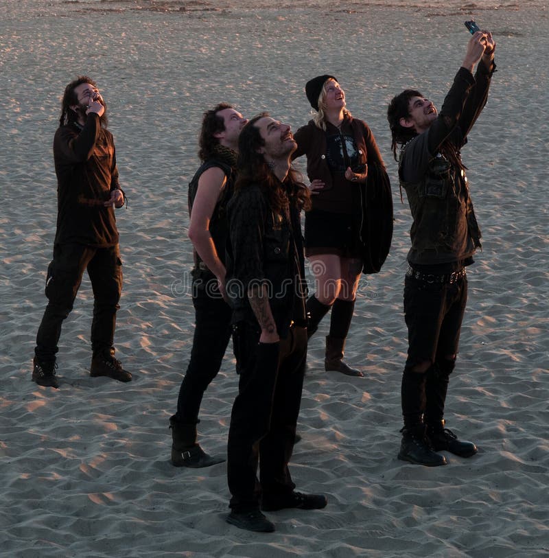 Grupo de jovens com roupas góticas a olhar para cima imagem de stock royalty free