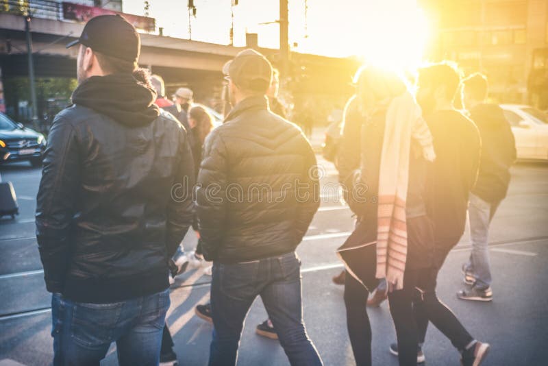 Grupo de jovens a caminhar na rua imagem de stock