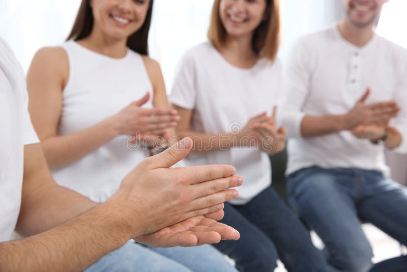 Grupo de jovens que aprendem a linguagem gestual com professor dentro fotos de stock Grupo de jovens que aprendem a linguagem gestual com professor dentro fotos de stock