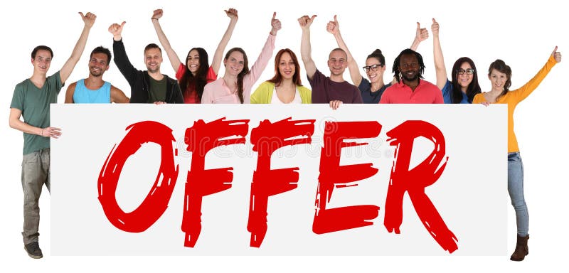 Grupo de la muestra de la oferta especial de venta de la gente joven mientras que hace compras imagenes de archivo Grupo de la muestra de la oferta especial de venta de la gente joven mientras que hace compras imagenes de archivo